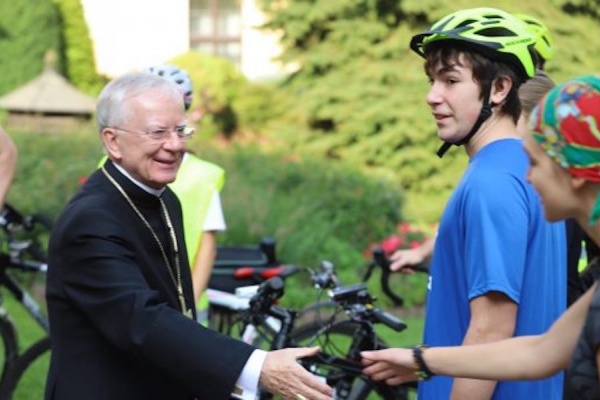 arcybiskup i rowerzyści